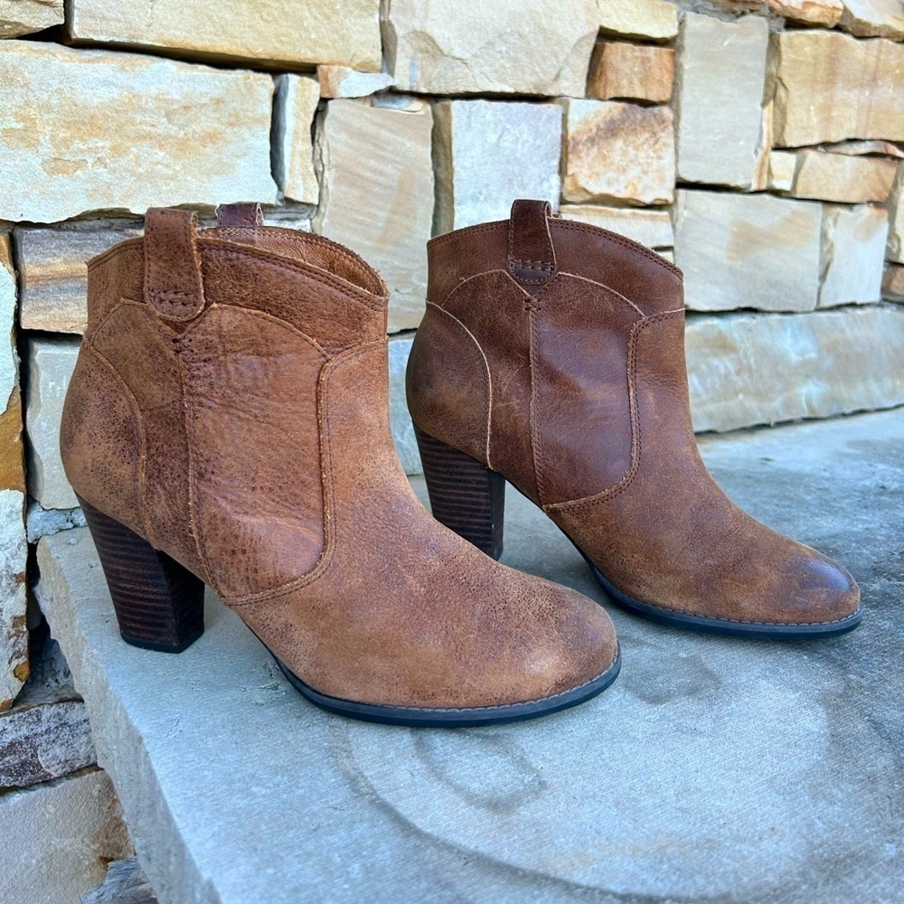 Clarks Indigo by Heath Harrier in Cognac ankle/distressed suede bootieSz-7.5M. D